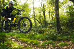 Paul springt over een heuvel in bikepark chaudfontaine