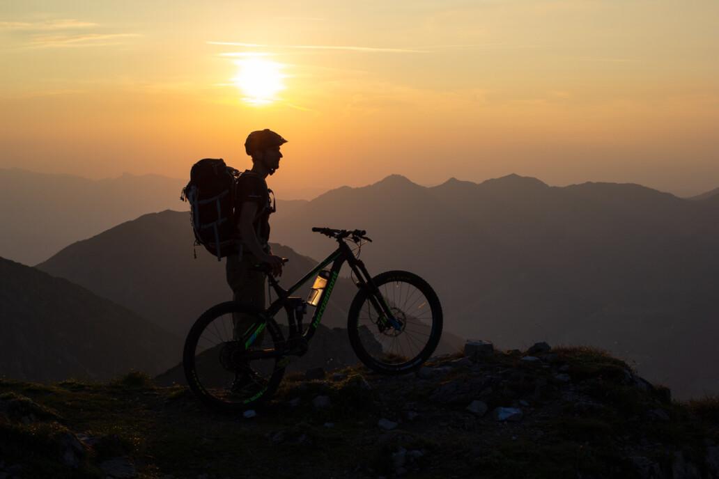 Zons ondergang in Oostenrijk met mountainbiker