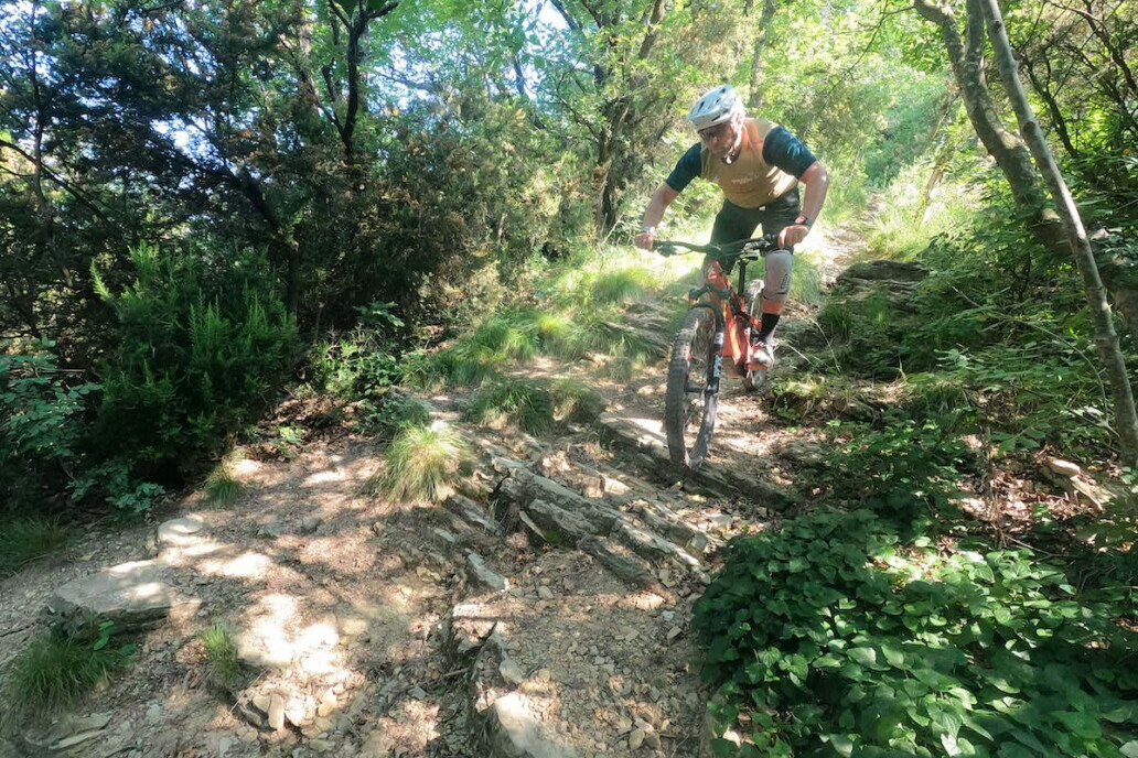 Zwart trails bij Iseo meer Italië