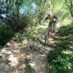 Zwart trails bij Iseo meer Italië